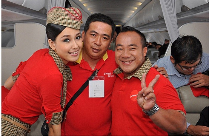 Hiếu Hiền (ngoài cùng bên phải) và Hoa hậu Mai Phương Thúy cũng có mặt trên cùng chuyến bay với Ngọc Quyên.