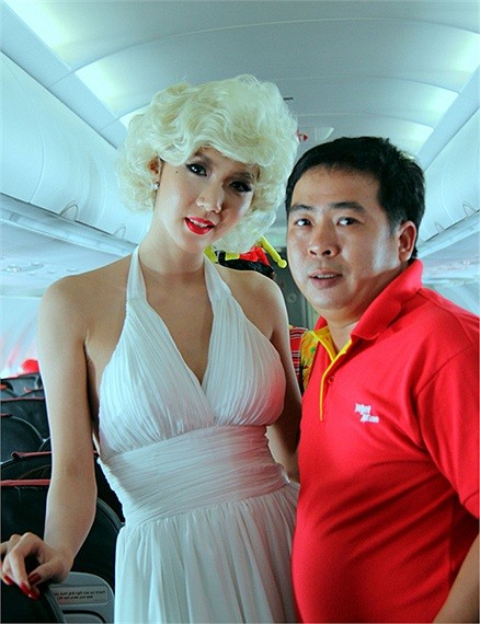 Đạo diễn Nguyễn Xuân Nam là người đã đạo diễn hình ảnh và sự xuất hiện của Ngọc Quyên, nhằm gây bất ngờ cho hành khách trên chuyến bay.