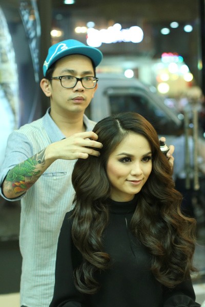 Chuyên gia trang điểm Minh Lộc hướng dẫn Diễm Hương cách làm tóc và make-up trực tiếp thông qua các buổi chụp hình.
