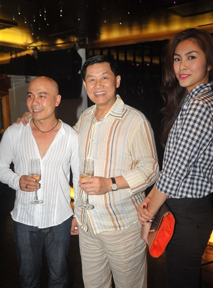 Tăng Thanh Hà chụp ảnh cùng bố chồng (giữa).