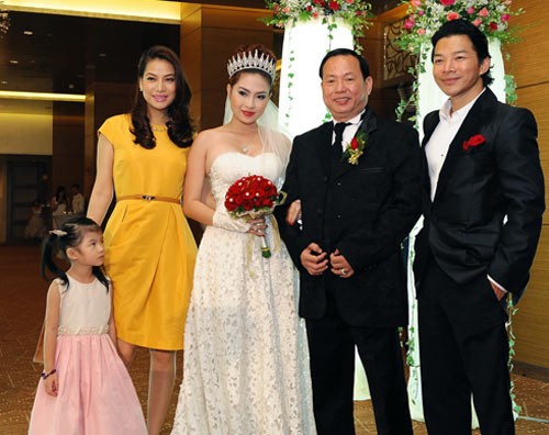 Vợ chồng Trương Ngọc Ánh cũng đến mừng đám cưới cặp đôi.