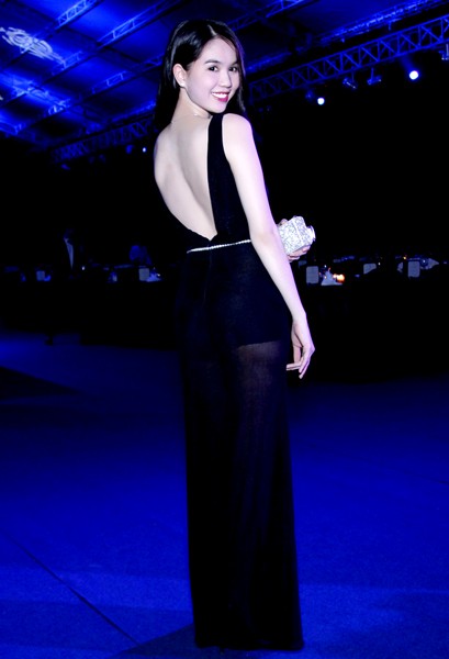 Thiết kế xẻ lưng giúp nữ người mẫu phô trọn tấm lưng trần nuột nà trong đêm tiệc.