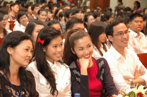 Ai cũng dễ dàng nhận ra Tăng Thanh Hà và cô em chồng Thảo Tiên (ngồi giữa) với nụ cười tươi tắn