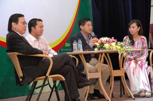 Ông Jonathan Hạnh Nguyễn (thứ ba từ trái) chia sẻ trong buổi giao lưu