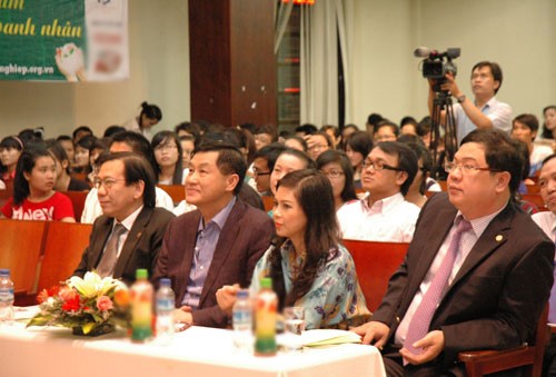 Bố mẹ chồng của Tăng Thanh Hà (ngồi giữa)