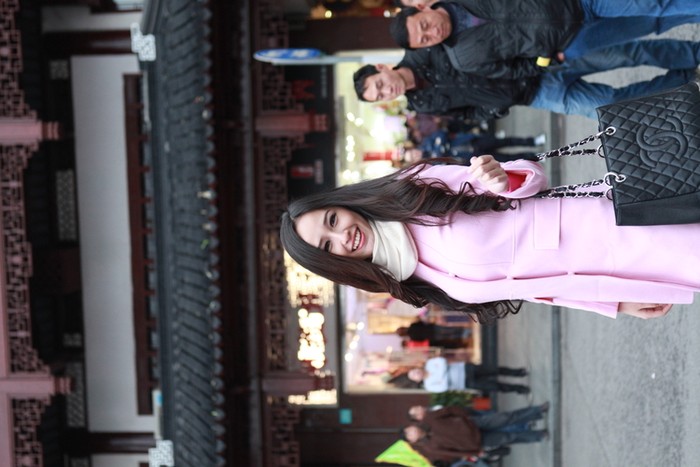 Người đẹp sinh năm 1988 nhân cơ hội đi Thượng Hải xem ca nhạc tranh thủ shopping cuối năm luôn.