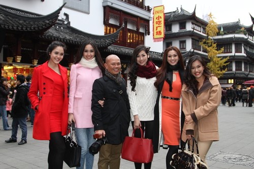 Nhiếp ảnh gia Hải Đông (giữa) là người giúp các người đẹp ghi lại từng khoảnh khắc ở Thượng Hải.