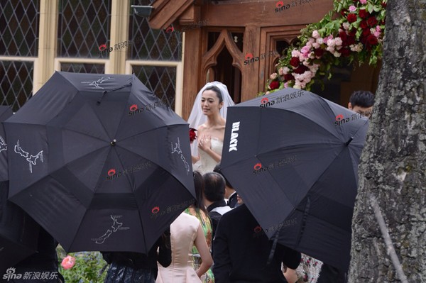 Đám cưới của Diêu Thần với nhà quay phim Tào Úc diễn ra vào ngày 17/11 ở New Zealand đã thu hút được nhiều sự chú ý của giới truyền thông. Tuy nhiên, nữ diễn viên này lại không muốn chia sẻ nhiều với báo giới nên đã dùng ô đen che kín mít trong lễ đón dâu của mình.