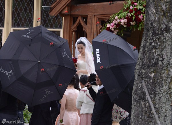 Diêu Thần dùng ô che kín mít để tránh phóng viên săn ảnh trong đám cưới của mình