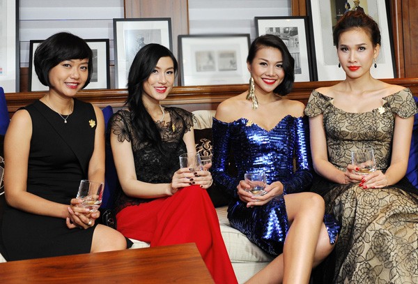 Kathy Uyên (giữa) và Hoa hậu Dương Mỹ Linh (phải) cũng tham dự sự kiện này.