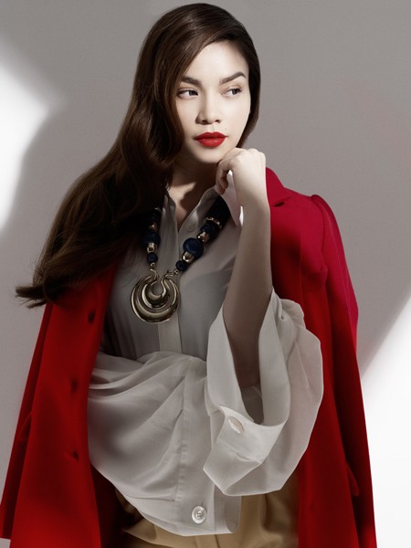 Từng là người mẫu hàng đầu, Hà Hồ khiến cả ê kíp hài lòng về phong cách làm việc cũng như cách tạo dáng chuyên nghiệp, nhanh chóng nắm bắt ý đồ của stylist.