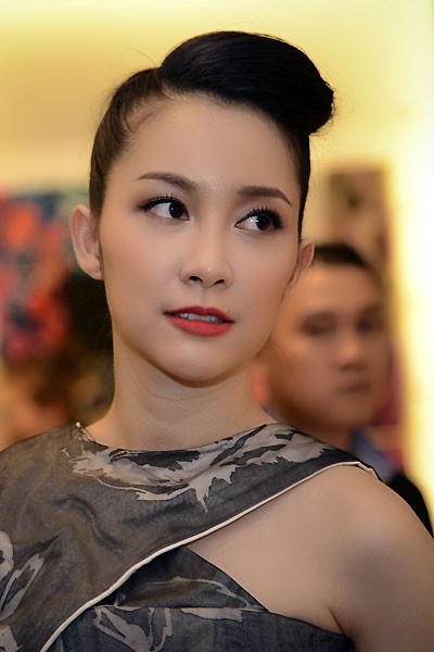 Linh Nga sẽ cùng đàn chị Diễm My và Tăng Thanh Hà trở thành "Nàng thơ" của nhà thiết kế Đỗ Mạnh Cường trong sô diễn thời trang kỷ niệm 5 năm gắn bó với nghề của anh vào tối 18/12.