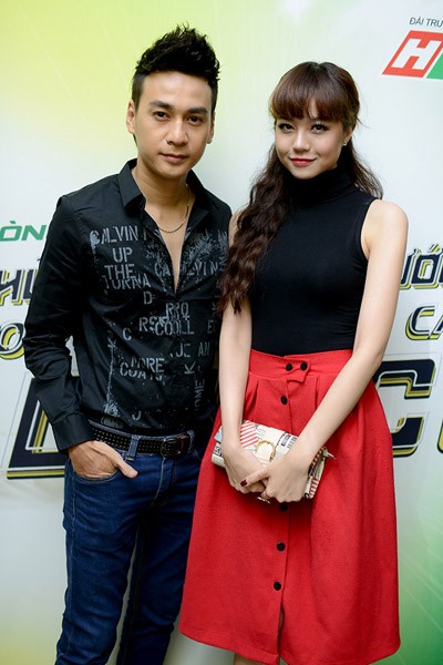 Diễn viên Ngọc Thuận và người mẫu Kiều Ngân thường đi xem chương trình chung, nhưng hiếm khi chụp ảnh cùng nhau. Tối qua, đôi tình nhân "quên" tách nhau ra mà vui vẻ để phóng viên ảnh tác nghiệp.