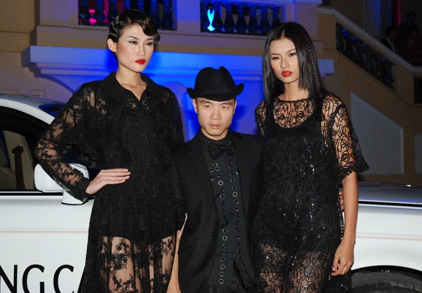 Nhà thiết kế Đỗ Mạnh Cường ton-sur-ton với hai học trò Kha Mỹ Vân (trái) và Thiên Trang.