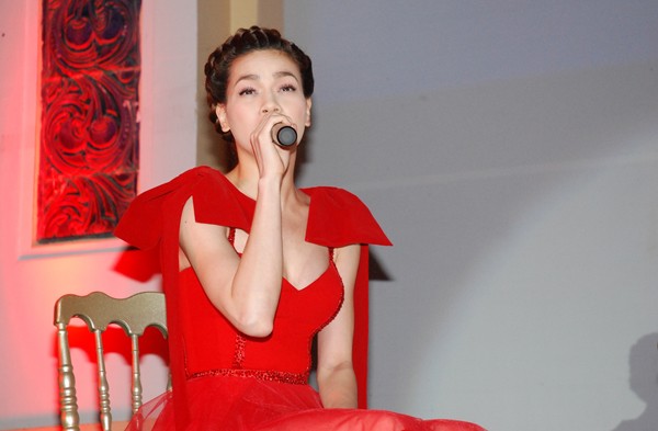 Hồ Ngọc Hà là khách mời biểu diễn trong đêm tiệc sang trọng. Cô diện váy đỏ rực, khoe vẻ gợi cảm trên sân khấu.