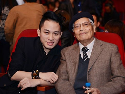 Tùng Dương và nhạc sĩ Doãn Nho - tác giả ca khúc "Chiếc khăn Piêu".