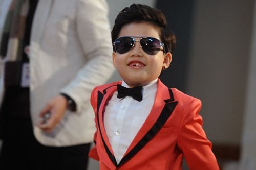 Cậu bé được mệnh danh Little Psy đến VN trong khuôn khổ chương trình xúc tiến bán hàng dịp Tết nguyên đán Quý Tỵ của một hãng điện tử mà cậu là đại sứ. 14h chiều 11/1, cậu bé đặt chân đến sân bay Nội Bài.