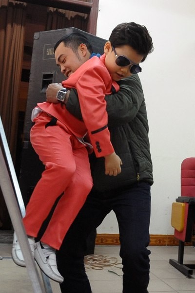 9h sáng 12/1, Psy có mặt tại nhà văn hóa ĐH Kinh tế Quốc dân (Hà Nội) để tập dượt cho tiết mục biểu diễn điệu nhảy Gangnam Style phục vụ các sinh viên.