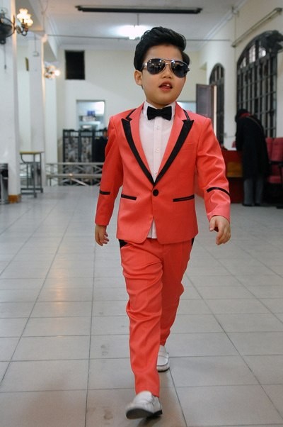 Tên thật của Psy là Min Woo Hwang. Mới 8 tuổi cậu bé được hàng trăm triệu người trên thế giới biết đến và nổi danh với các điệu nhảy Fantastic Baby, Billie Jean, Righ Now và đặc biệt là Gangnam Style.