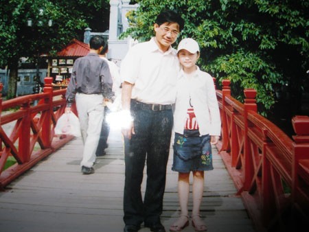 Hương tràm (lúc 10 tuổi) và bố đi thăm đền Ngọc Sơn (Hà Nội)