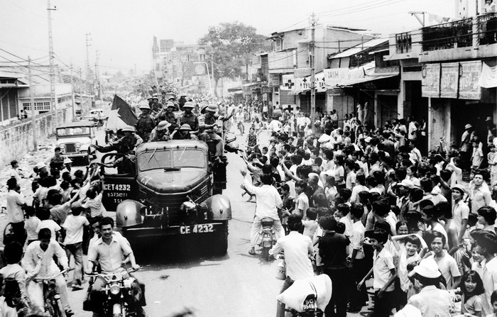Nhân dân chào đón Quân giải phóng tiến vào Sài Gòn ngày 30/4/1975. Ảnh Tư liệu trên congly.com.vn