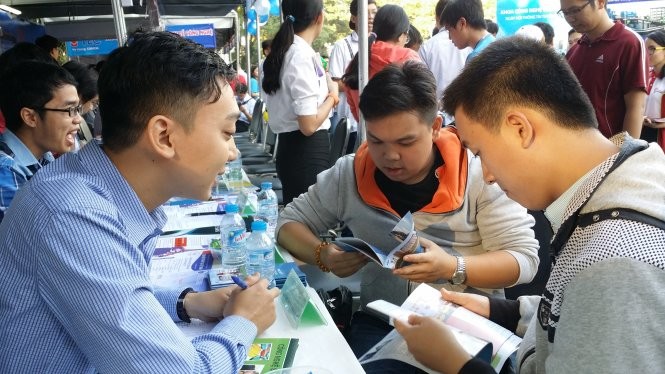 Học sinh đang được tư vấn tại trường Đại học Quốc Tế ( ĐHQG, TPHCM) trong ngày hội tư vấn tuyển sinh hướng nghiệp 2016 (Ảnh nguồn: Tuoitreonline.vn).