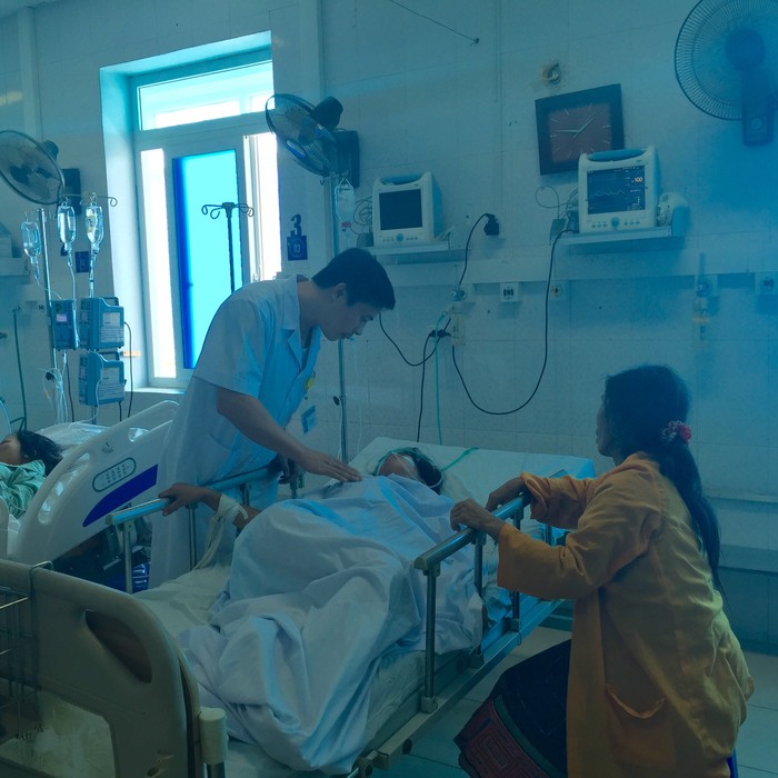 Bác sĩ Bệnh viện Bạch Mai thăm khám cho bệnh nhân tại khoa Cấp cứu (Ảnh: tác giả).