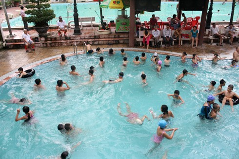 Đưa trẻ đến bể bơi (ảnh minh họa) (Ảnh nguồn: giadinh.net.vn).