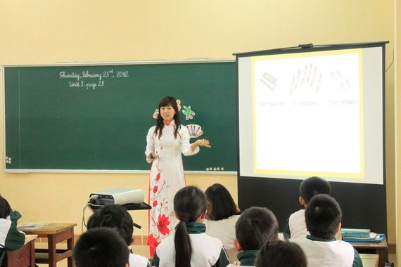 Một giáo viên đang trong cuộc thi giáo viên dạy giỏi (Ảnh nguồn: laodong.com.vn).