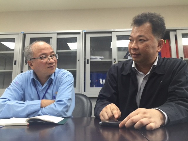 Ông Chu Xuân Phàm (phải) đại diện Formosa từng nổi tiếng với câu hỏi &quot;chọn thép hay chọn tôm cá?&quot; (Ảnh: Vietnamnet.vn).