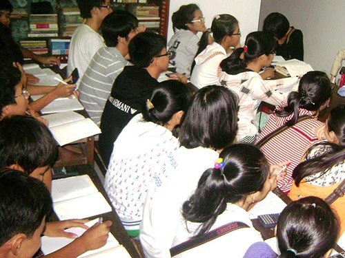 Vừa phải học trên lớp vừa phải tham gia các lớp học thêm khiến các em chịu rất nhiều áp lực (Ảnh: nld.com.vn).