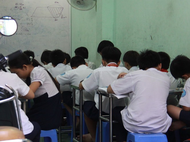 Học sinh trong lớp học thêm sau giờ học chính khóa (Ảnh nguồn: Thanhnien.vn).
