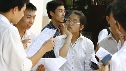 Một vài thí sinh vừa tham gia kì thi Tốt nghiệp Trung học Phổ thông (Ảnh: tienphong.vn).