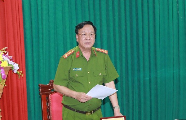 Đại tá Bùi Đình Quang công bố quyết định khởi tố vụ án (Ảnh: conganhatinh.gov.vn).