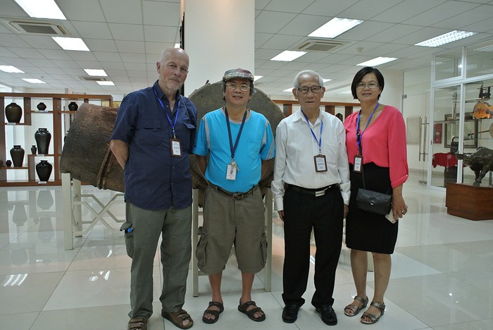 Giáo sư Nguyễn Xuân Thu (thứ 2 bên phải vào) cùng bạn bè trong một sự kiện. Ảnh tác giả cung cấp