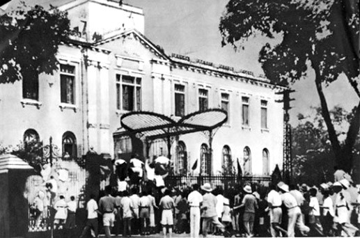 19/8/1945 hàng vạn nhân dân Hà Nội đã xuống đường biểu tình, khởi nghĩa vũ trang giành chính quyền (Ảnh: daidoanket.vn).