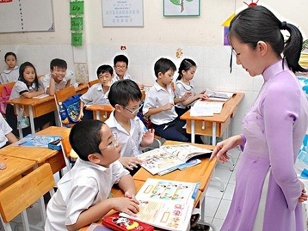 Quy định về lương giáo viên vẫn còn nhiều bất cập (Ảnh: laodong.com.vn).