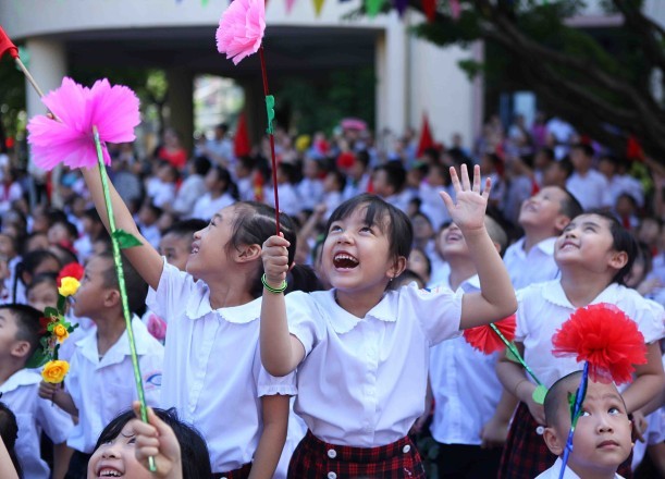 Bên cạnh niềm vui của học sinh ngày khai trường là nỗi lo của phụ huynh về các khoản thu đầu năm học (Ảnh: laodong.com.vn)