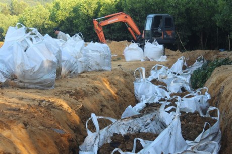 Chất thải rắn của Forrmosa sau này bị phát hiện đem chôn lấp bên ngoài huyện Kỳ Anh, Hà Tĩnh. Ảnh Thủy Nguyễn
