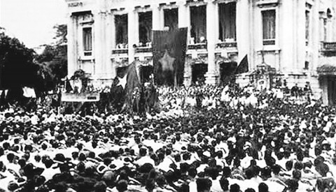 Cuộc mít-tinh phát động khởi nghĩa giành chính quyền do mặt trận Việt Minh tổ chức tại Nhà hát Lớn Hà Nội ngày 19-8-1945 (Ảnh: nhandan.com.vn).