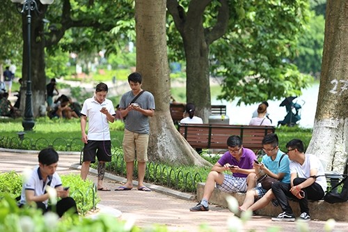 Từ ngày 2/9, người dân đến Hồ Gươm có thể truy cập vào wifi miễn phí với tên &quot;Free wifi UBND TP Hà Nội&quot; (Ảnh: baogiaothong.vn).