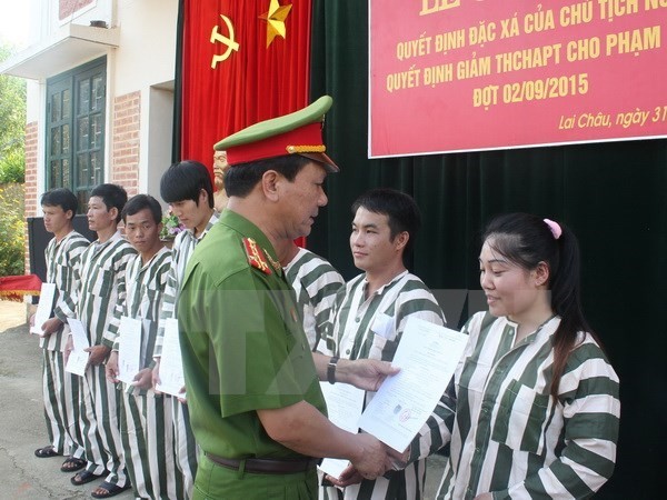Lãnh đạo Công an tỉnh Lai Châu trao quyết định đặc xá cho các phạm nhân năm 2015. Ảnh: Nguyễn Duy/TTXVN