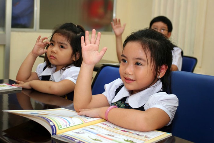 Phụ huynh phải làm gương cho trẻ học tập (Ảnh: vietnamnet.vn).