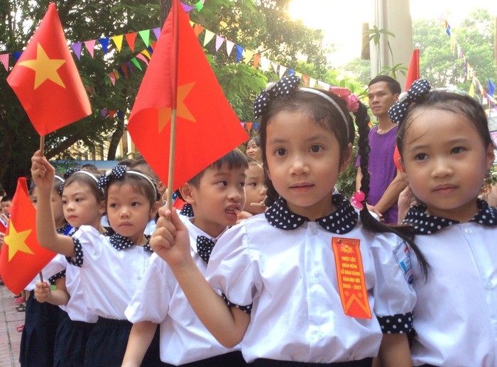 Học sinh trường Tiểu học Thịnh Quang náo nức dự lễ khai giảng trên sân trường (Ảnh: tác giả).