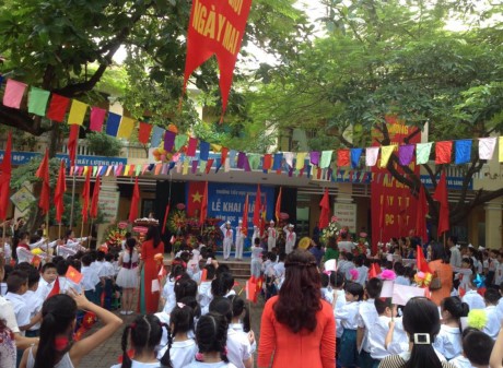 Thầy trò trường Tiểu học Thịnh Hào (Đống Đa - Hà Nội) rộn ràng tổ chức khai giảng (Ảnh: Công Hân)