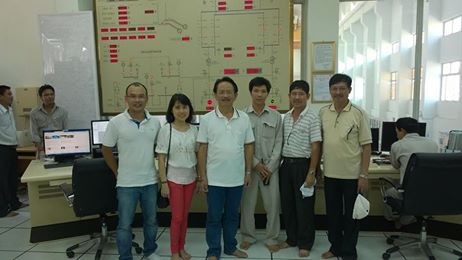 Thầy Trần Hùng Anh cùng các thầy cô giáo tổ Vật Lý đi thực tế ở Thủy điện Sông Ba Hạ (Ảnh tác giả).