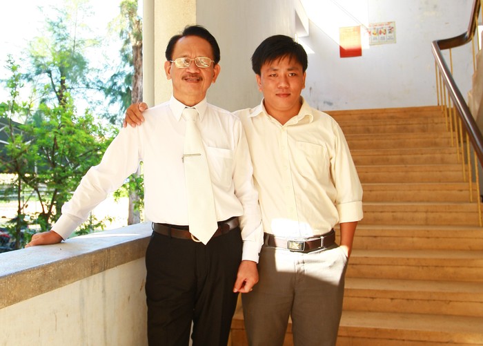 Thầy Trần Hùng Anh (trái) và tác giả (Ảnh tác giả cung cấp).