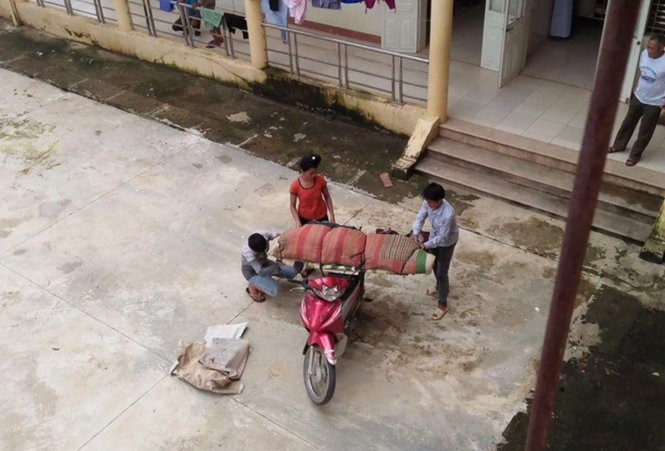 Vụ việc con bó chăn đưa bố về quê mai táng bằng xe máy diễn ra tại Bệnh viện Lao và bệnh phổi Sơn La (Ảnh: baogiaothong.vn)