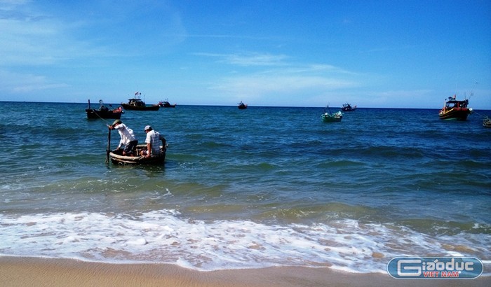 Ngư dân Quảng Bình đang ra khơi. Ảnh Phan Thủy