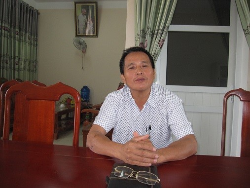 Ông Trần Đình Chiến (Hội trưởng Hội cha mẹ học sinh) trao đổi với tác giả.